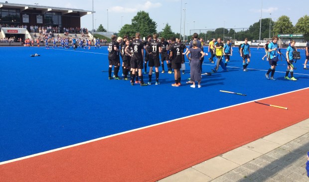 De Edese hockeyers worden na afloop opgepept voor de alles beslissende derde wedstrijd.