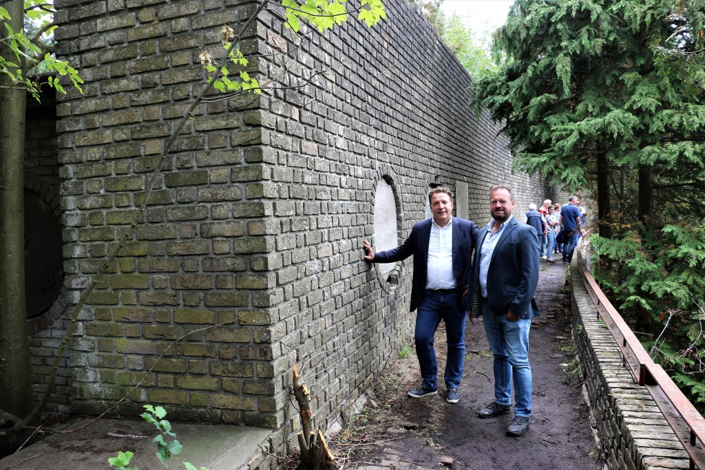 Roderick Zoons (rechts), eigenaar van recreatiecentrum De Goudsberg, samen met woordvoerder Ronald Busser bij en op de Muur van Mussert.