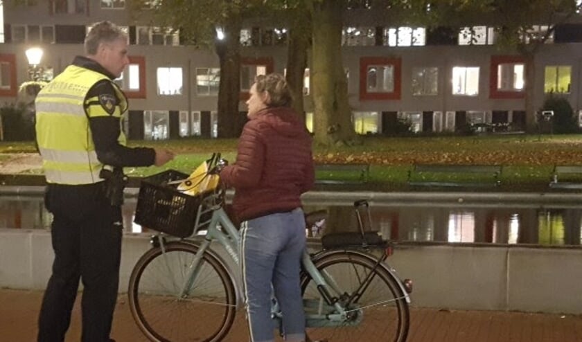 Bijna 200 fietsers zonder licht lopen tegen de lamp destadamersfoort