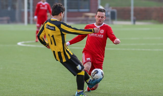 Kemal Kandemir, rood shirt, scoorde weer.