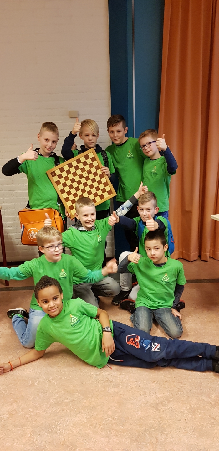 beide teams tijdens de Gelderse finale schooldammen