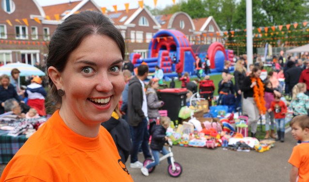 Een van de organisatoren tijdens de viering van Koningsdag in de wijk Kernhem in 2018, een succesvol initiatief.