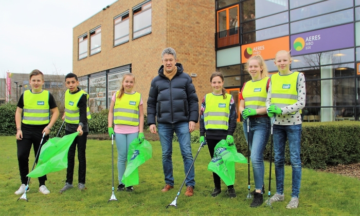 Wethouder Leon Meijer samen met leerlingen van Aeres VMBO Ede