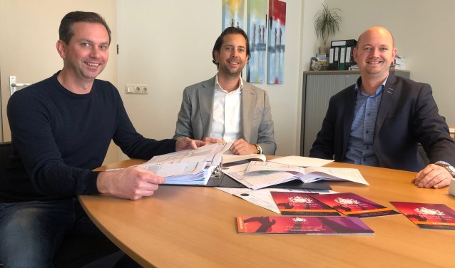 Arnout Hasselaar, Pieter Neels en Frank Pluimers organiseren namens serviceclub Ronde Tafel 78 het Oranjebal.