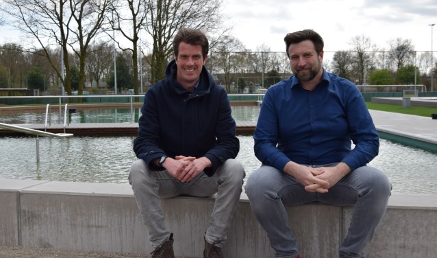Jorrit Zwart van de Koninklijke Ginkel Groep en zwembaddirecteur Ronald ter Hoeven