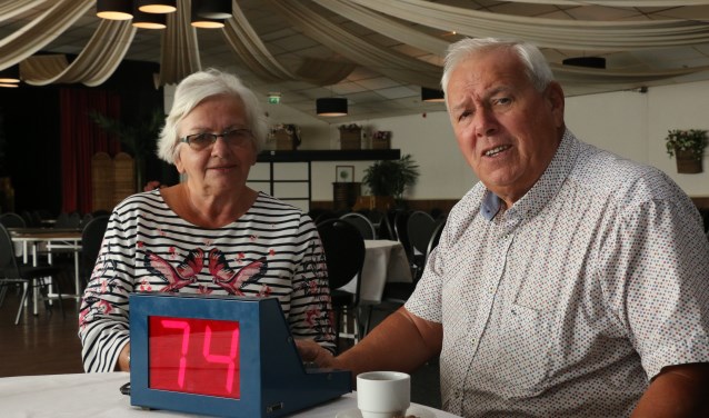 Gerrit en Janny Verweij in de grote zaal van Partycentrum De Molen, waar nu Peter en Cynthia Verburg de scepter zwaaien.