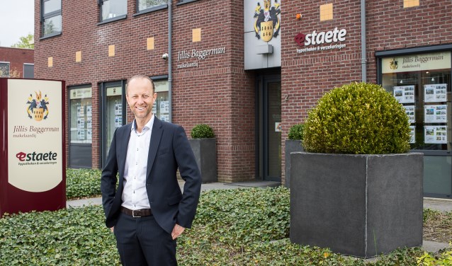 Jillis Baggerman voor het kantoor aan de Commandeursweg 2 in Bennekom.