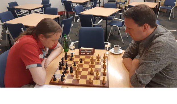 De finale om het clubkampioenschap in volle gang. Rechts de latere kampioen Martijn Pauw. Links Hotze Tette Hofstra.