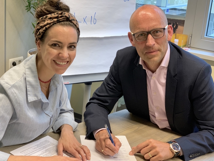 Ondertekening samenwerkingsovereenkomst door Carlijn Pluijmakers-Emmen en Petjo Molenaar
