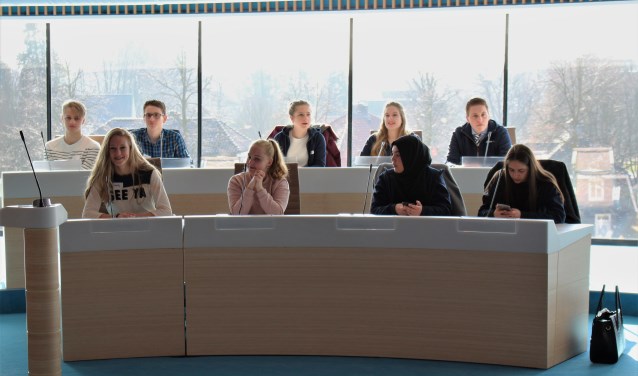 Jongeren in de raadszaal tijdens het Lokaal Jeugddebat van 2018.