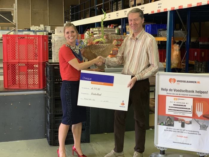 Marieke Kuijsten, manager Marktteam Ede-Bennekom van Rabobank Vallei en Rijn biedt de cheque aan, aan voorzitter Just Hageman van de Voedselbank.