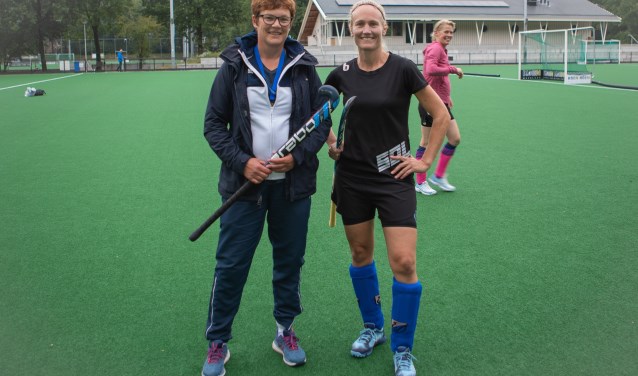 Herma Meerdink (links) en Mariska Krul gaan met het nationale hockey team 35+ voor de Europese titel.