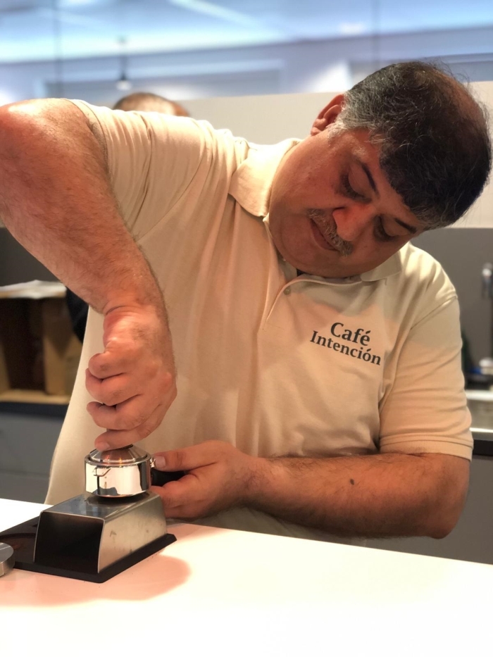 Saeid in de Baristatraining bij Werkkracht
