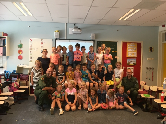 klassenfoto met 2 militairen