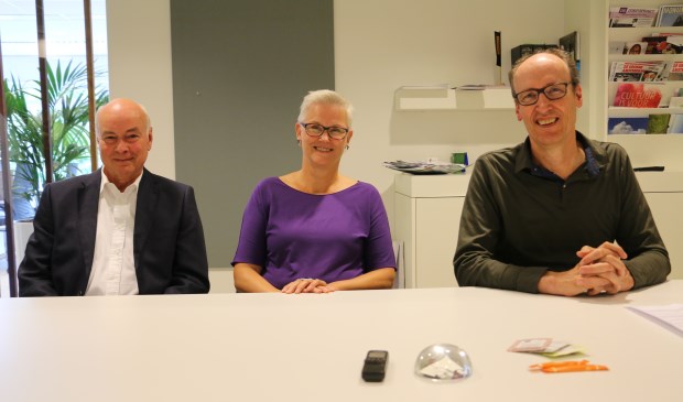 Herman Postma (links), Elmar Theune (midden) en wethouder Lex Hoefsloot (rechts)
