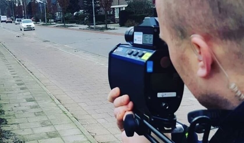 Lunteraan racet met 120 kilometer per uur over de Westzoom: [LUNTEREN] Op de Goorsteeg in Lunteren controleerde de politie zaterdagavond op snelheden van automobilisten.