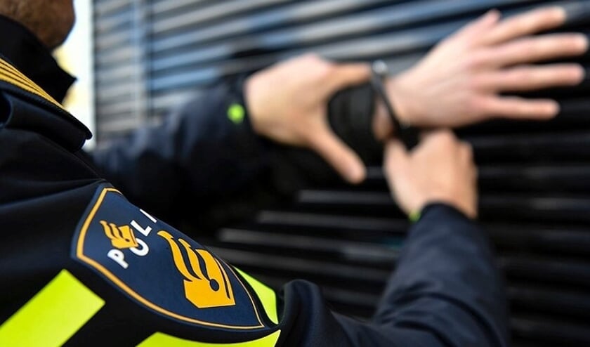 Driebergenaar (18) aangehouden na poging straatroof: [DRIEBERGEN] Een 18-jarige man uit Driebergen is donderdagmiddag aangehouden op verdenking van een poging tot straatroof.