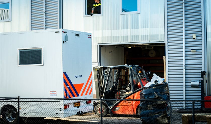 Politie neemt spullen in beslag in bedrijfspand Houten Houtens Nieuws