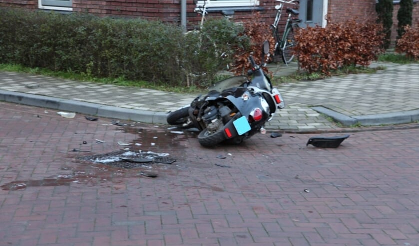 Aanrijding tussen auto en scooter: ‘We hebben elkaar totaal niet gezien'.
