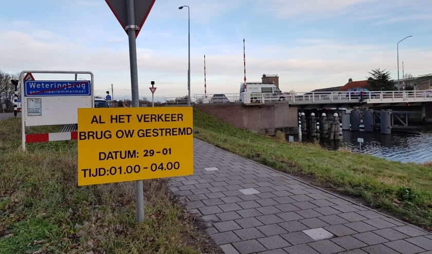Stremming brug bij Weteringbrug wegens groot transport - Witte Weekblad Nieuw Vennep