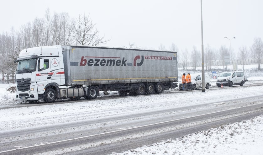 Flinke schade bij aanrijding in Ede: [EDE] Bij een aanrijding op de Schutterweg in Ede ontstond maandagmiddag flinke schade.