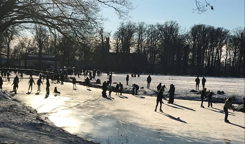 Vechtpartij op de Koewei tussen twee groepen jongeren: [BARNEVELD] Een prachtige schaatsdag op de Koewei in Barneveld werd zondagmiddag ontsierd door een vechtpartij tussen twee groepen jongeren. Hierbij vielen twee lichtgewonden..