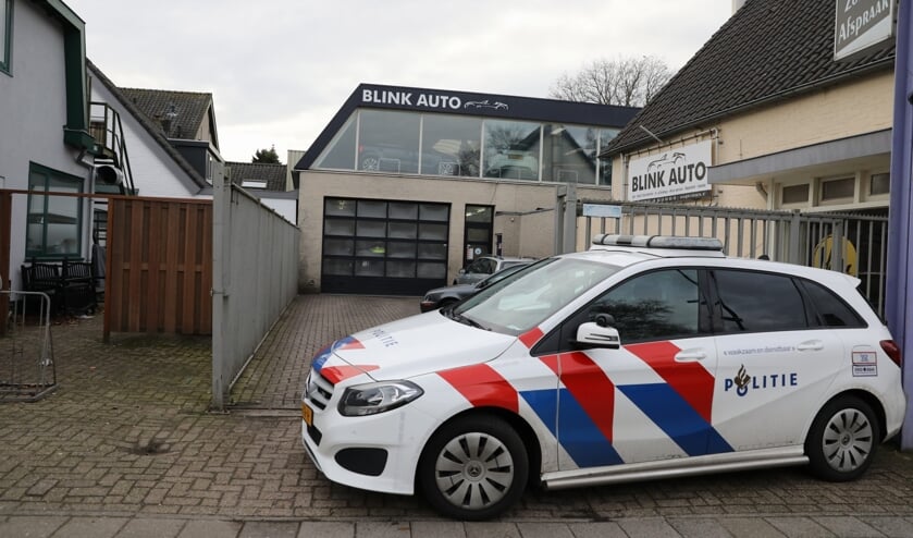 Weer inval bij Blink Auto aan Nieuweweg in Soest: [SOEST] Bij Blink Auto in Soest is vrijdagmiddag de politie naar binnengestapt.