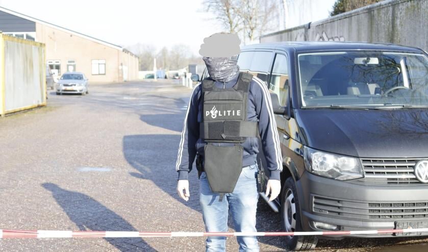 Politie doet inval in ‘mogelijk drugslab' in Lunteren.