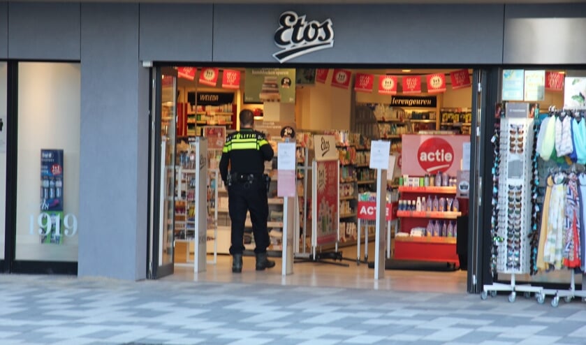 Gewapende overval op winkel in Leusden; verdachte snel aangehouden: [LEUSDEN] Bij de Etos winkel aan de Grutterij in Leusden is maandagavond een gewapende overval gepleegd. Een verdachte kon al snel worden aangehouden..