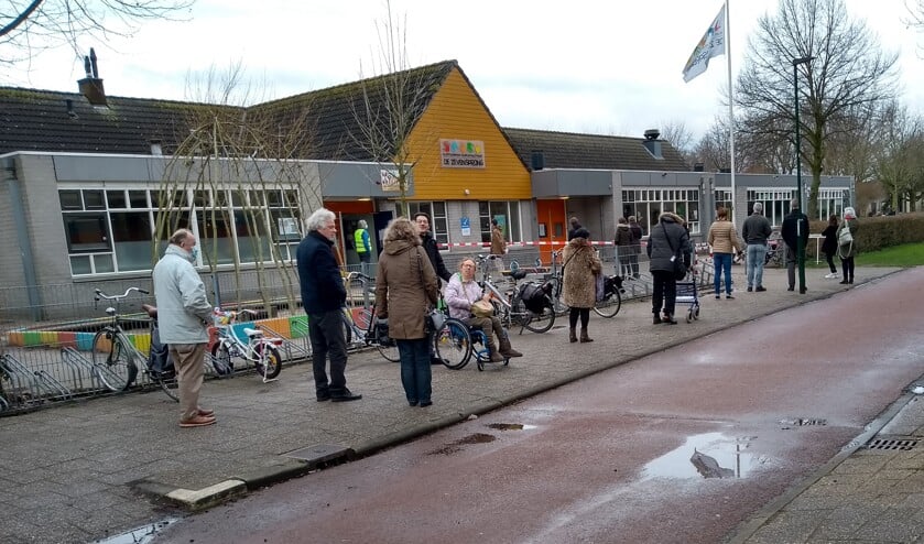 In de rij voor het stembureau Houtens Nieuws Nieuws uit de regio Houten