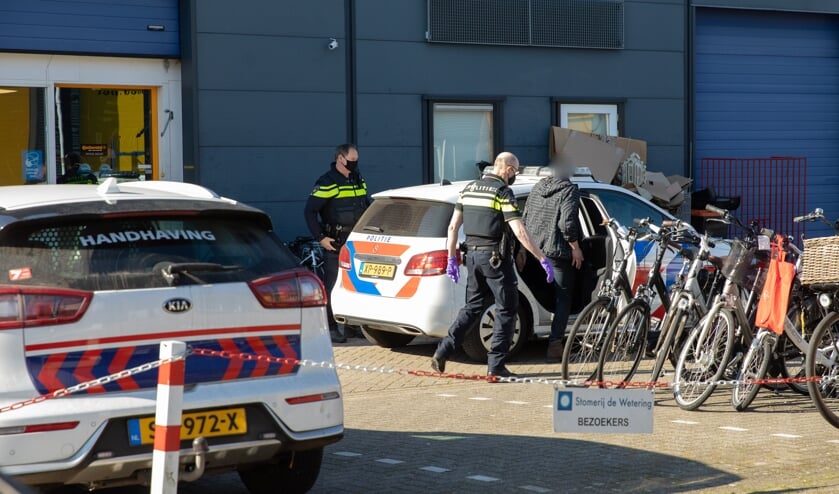 Drugspand in Soest voor een jaar gesloten: [SOEST] Het pand aan het Weteringpad in Soest waar begin deze maand illegale wapens en drugs werden gevonden, moet een jaar dicht blijven. Dat heeft burgemeester Rob Metz maandag besloten..
