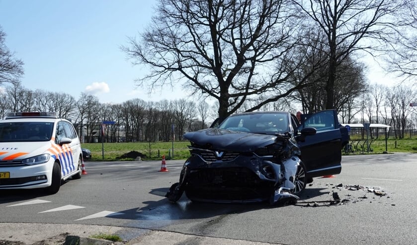 Ravage na aanrijding op kruising in Stroe: [STROE] Bij een aanrijding op de kruising van de Wolweg met De Ravenweg in Stroe is zaterdagochtend een ravage ontstaan toen twee personenauto's op elkaar botsten. De bestuurder van de zwarte auto is door....