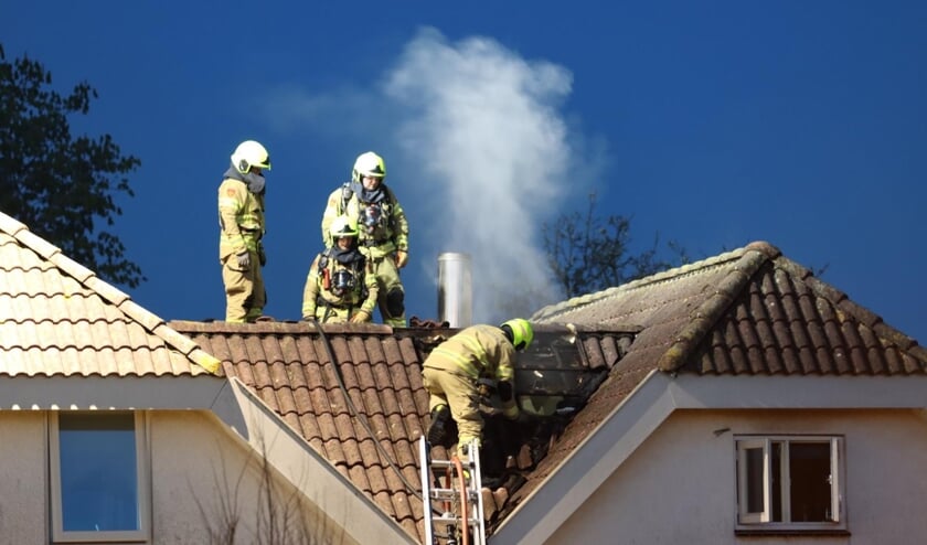 Brandweer voorkomt erger bij schoorsteenbrand in Wekerom: [WEKEROM] De brandweer uit onder meer De Valk heeft zondagavond door snel optreden brand in een dak van een woning aan de Werftweg in Wekerom in de kiem weten te smoren. De brand begon in de....