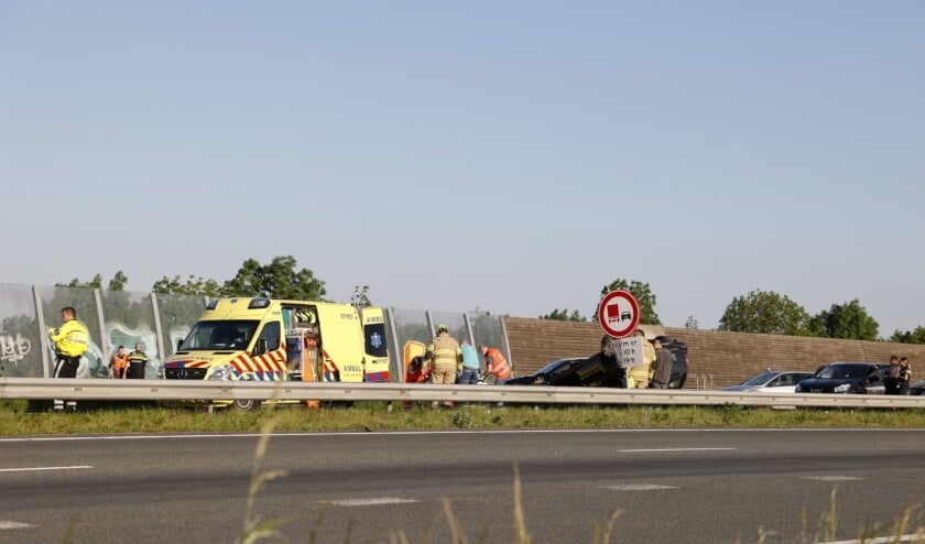 Auto belandt na ongeval op zijn kop op A30: [EDE] Zondagavond heeft er op de A30 richting Barneveld een ongeval plaatsgevonden waarbij een auto op zijn dak is beland.