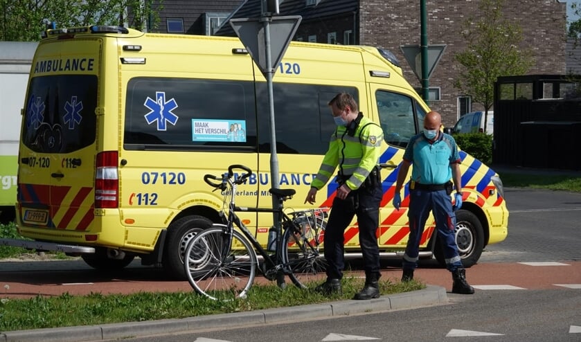 Fietser gewond bij ongeval in Voorthuizen: [VOORTHUIZEN] Op de kruising van de Rubensstraat met de Hondsdraf in Voorthuizen is vrijdagmiddag een fietser aangereden.