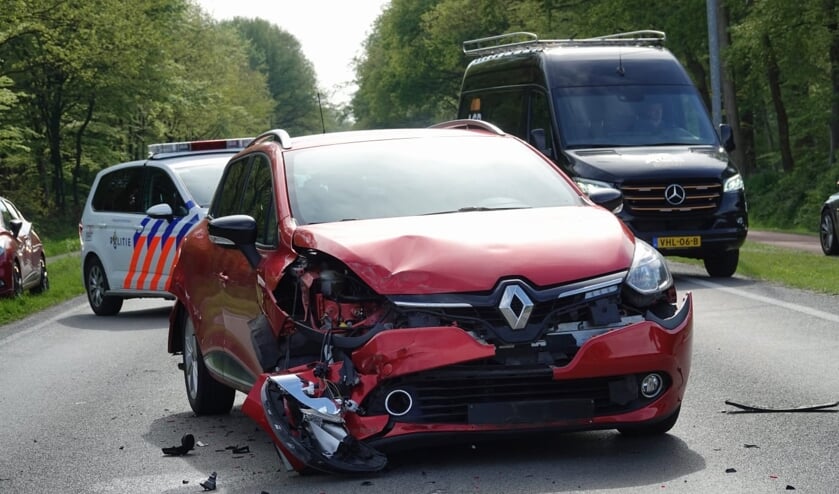 Auto's zwaar beschadigd bij kop-staartaanrijding in oorthuizen: [VOORTHUIZEN] Bij een kop-staartaanrijding op de Apeldoornsestraat in Voorthuizen zijn twee van de drie betrokken auto's zwaar beschadigd. Het ongeval gebeurde rond 16.50 uur. ,,Ik reed zo'n....