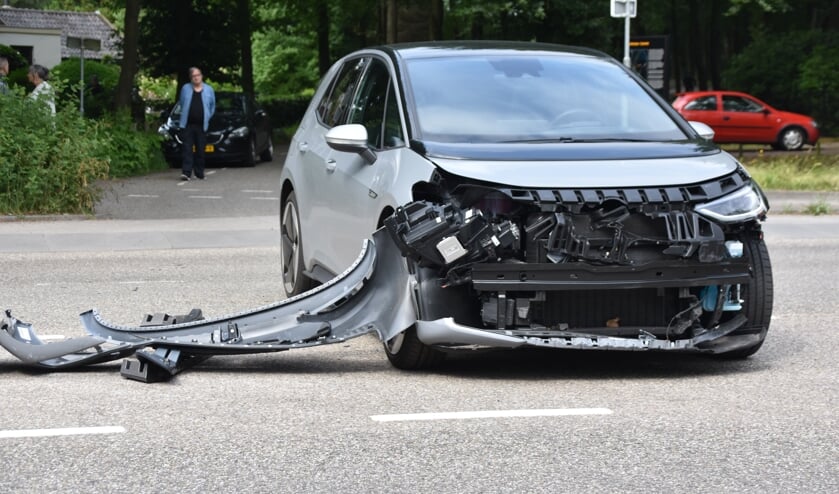Voorrangsfout oorzaak autobotsing in Soest: [SOEST] Bij een aanrijding op de kruising Koningsweg-Jachthuislaan zijn twee auto's zwaar beschadigd geraakt.