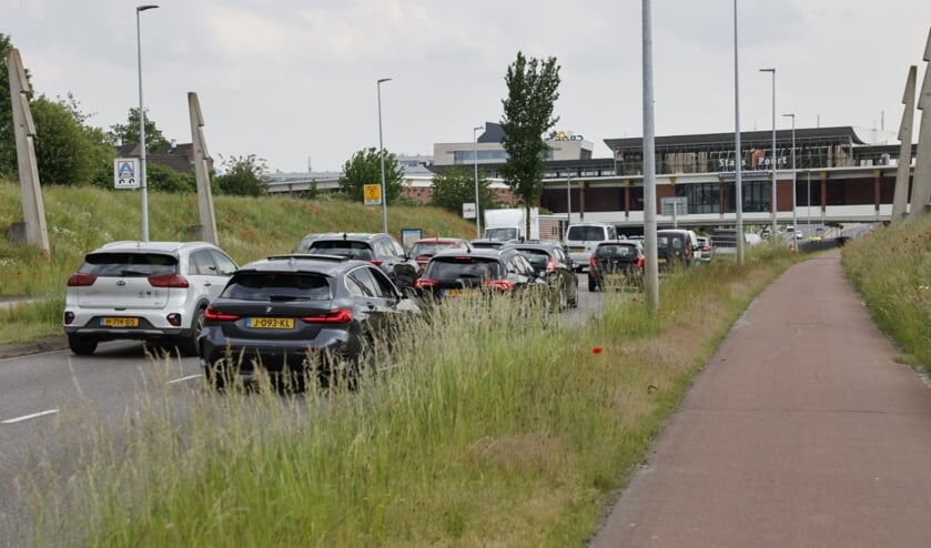 Grote file door aanrijding op Doctor Willem Dreeslaan: [EDE] Op de Doctor Willem Dreeslaan in Ede heeft vrijdagmiddag een aanrijding plaatsgevonden.
