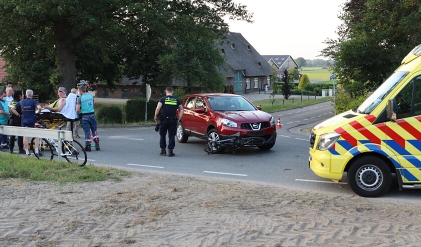 Automobilist rijdt wielrenner aan in Renswoude: [RENSWOUDE] Een wielrenner is woensdagavond rond  uur gewond geraakt bij een aanrijding op de Biesbosserweg in Renswoude..