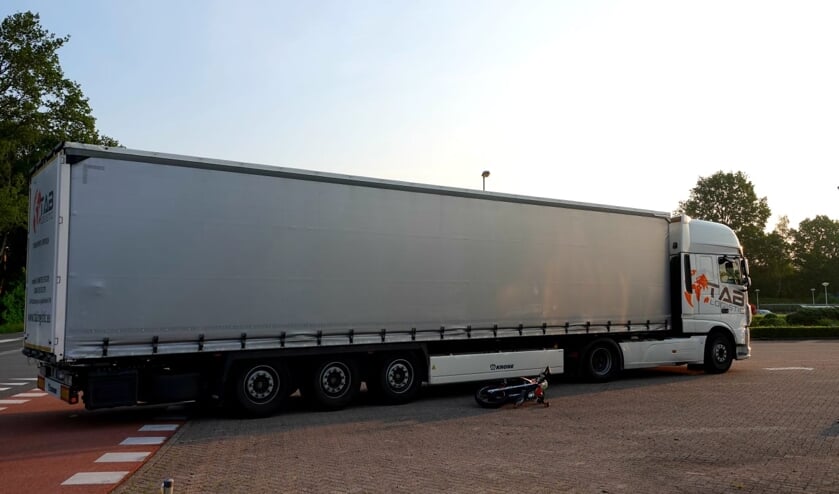 Brommer komt onder afslaande vrachtwagen in Voorthuizen: [VOORTHUIZEN] Op de Voorthuizerweg heeft woensdagochtend een ongeval plaatsgevonden waarbij een afslaande vrachtwagen met oplegger een brommerrijder heeft aangereden..