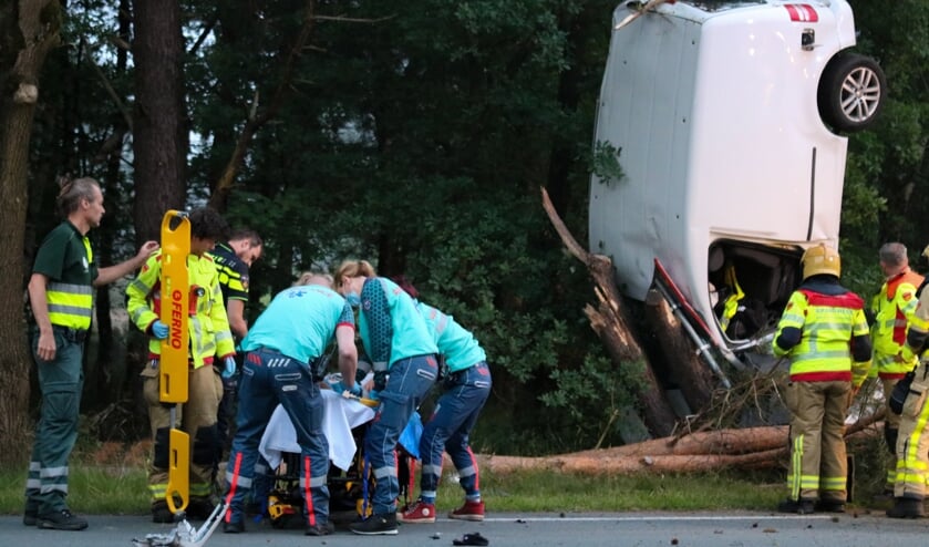 Automobilist uit Stroe komt verticaal tot stilstand tegen boom: [STROE] Een 30-jarige automobilist uit Stroe is zaterdagochtend gewond geraakt bij een ernstig ongeval op de Flevoweg (N302) in Ermelo. De bestuurder raakte rond 4.45 uur ter hoogte van....