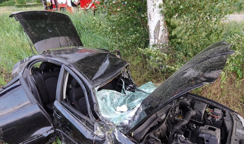Bestuurder gewond bij harde crash in Lunteren: moeder en kind ongedeerd: [LUNTEREN] Bij een ongeval op de Barneveldseweg in Lunteren is vrijdagavond de bestuurder van een auto gewond geraakt.