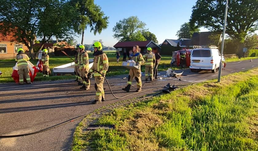 Zwaargewonde bij botsing met twee bestelbusjes: [KOOTWIJKERBROEK] Bij een ongeval op de Essenerweg, op de kruising met de Hulstweg in Kootwijkerbroek, is dinsdagochtend een bestuurder zwaargewond geraakt. Twee bestelbusjes, waarvan één met een grote....