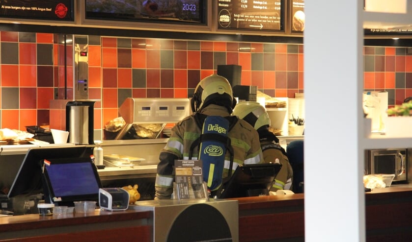 Medewerkers voorkomen erger door snel ingrijpen bij brand in snackbar Leusden: [LEUSDEN] Snel handelen van medewerkers van een snackbar in Leusden heeft dinsdagavond mogelijk een grote brand voorkomen..