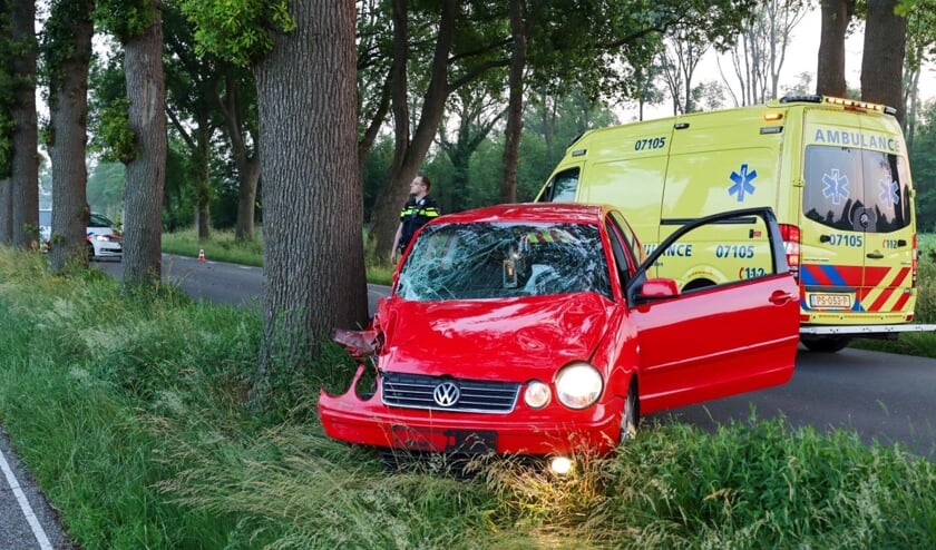 Renswoudenaar ‘valt in slaap' en rijdt tegen twee bomen: [RENSWOUDE/TERSCHUUR] Op de Zelderseweg (N301) in Terschuur is zondagmorgen rond kwart over vijf een ongeval gebeurd.