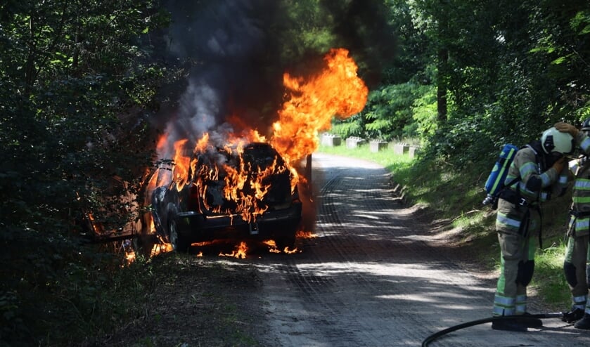 Voertuig afgebrand aan de Slaperdijk in Overberg: [OVERBERG] De brandweer van Veenendaal werd dinsdagmiddag rond 16.15 uur gealarmeerd voor een voertuigbrand aan de Slaperdijk in Overberg.