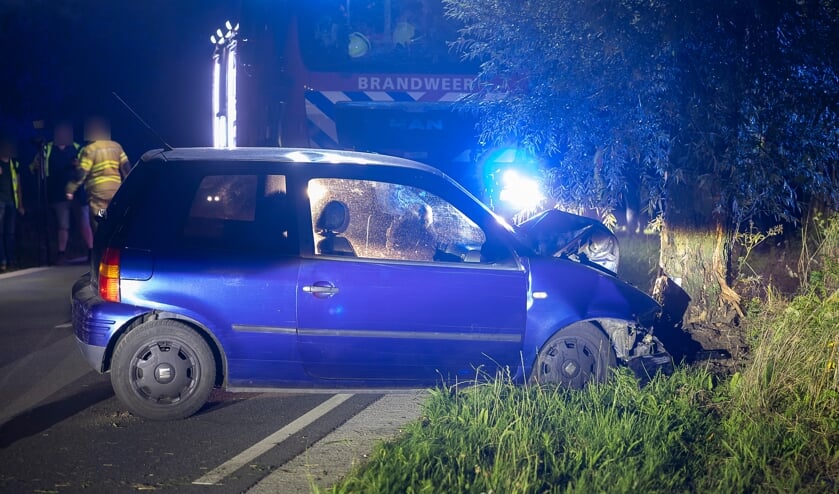 Gewonde bij eenzijdig ongeval in Lunteren: [LUNTEREN] Op de Westzoom in Lunteren vond zaterdagavond een eenzijdig ongeval plaats.