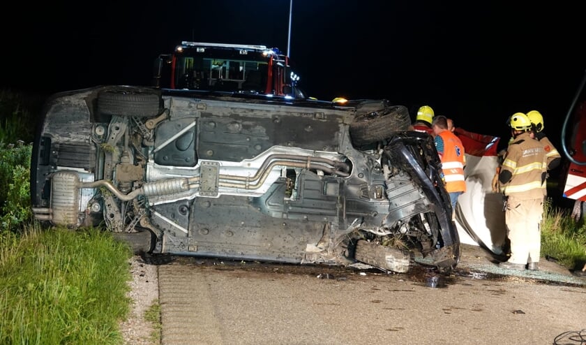 Harskamper (20) omgekomen bij ongeval Lunteren: [LUNTEREN] In de nacht van vrijdag op zaterdag is bij een eenzijdig ongeval op de Broekdijk in Lunteren een 20-jarige man om het leven gekomen