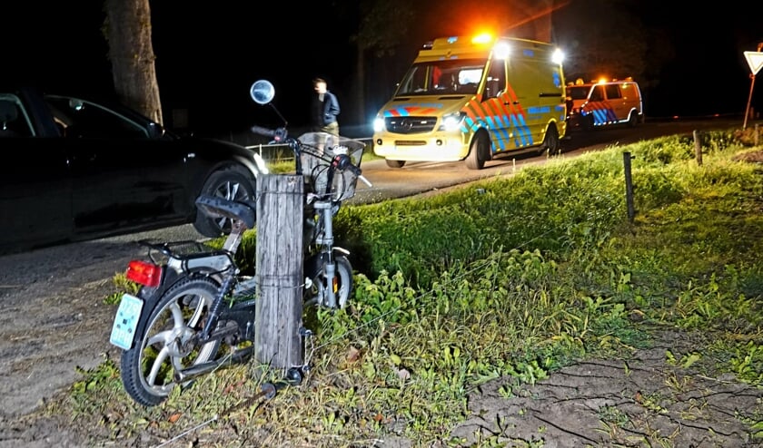 Bromfietser aangetroffen in sloot, politie doet aanhouding: [VOORTHUIZEN] In de nacht van vrijdag op zaterdag is een bromfietser onder zijn voertuig in een sloot aan de Welgelegenweg in Voorthuizen terecht gekomen