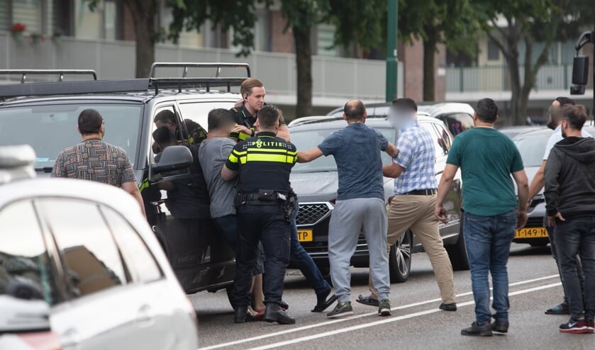 Botsing mensen na verkeersongeval Dalweg Soest: [SOEST] Na een verkeersongeval op de Dalweg is het maandagavond tot een botsing gekomen tussen betrokkenen, omstanders en politiemensen. Er werden drie Soesters, van 21, 37 en 48 jaar, aangehouden